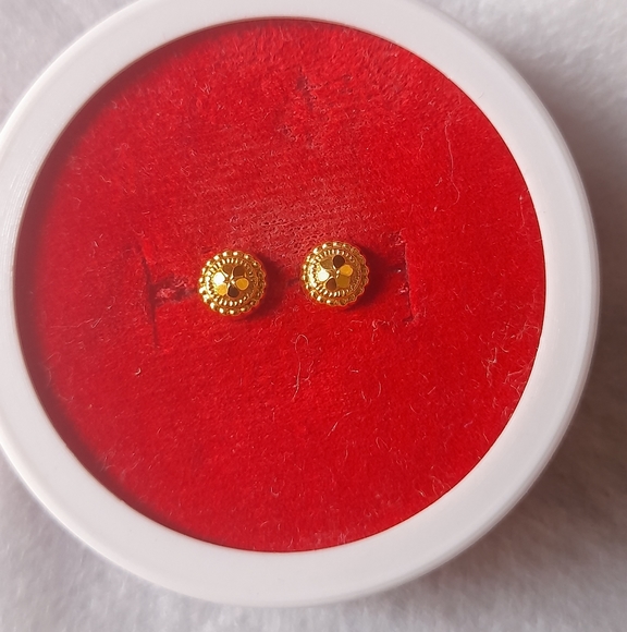 Beautiful 18crt gold studs combo 2 - Picture 3 of 16